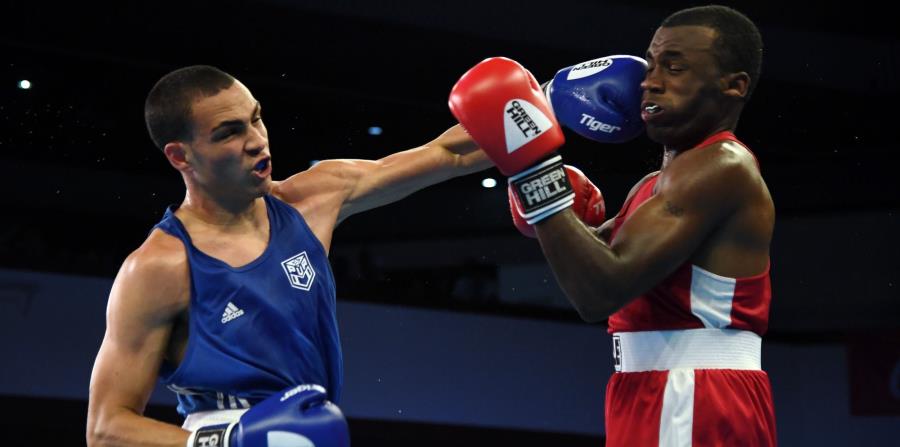 Luis Rodríguez de Puerto Rico (azul) versus Tyler Christopher (rojo). (horizontal-x3)