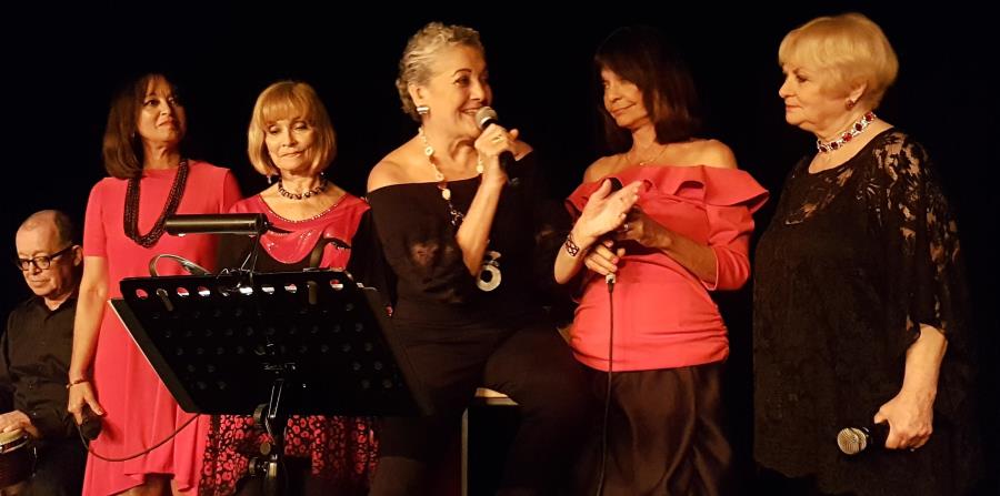 Desde la izquierda, Deborah Arus, Emily y norma Krasinski y Frances Girau. Al centro, Josy La Torre. (horizontal-x3)