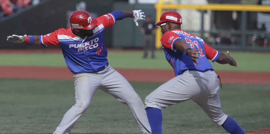 Anthony García y Luis Matos, de los Criollos de Caguas, celebran una carrera. (EFE/Carlos Zepeda) (horizontal-x3)