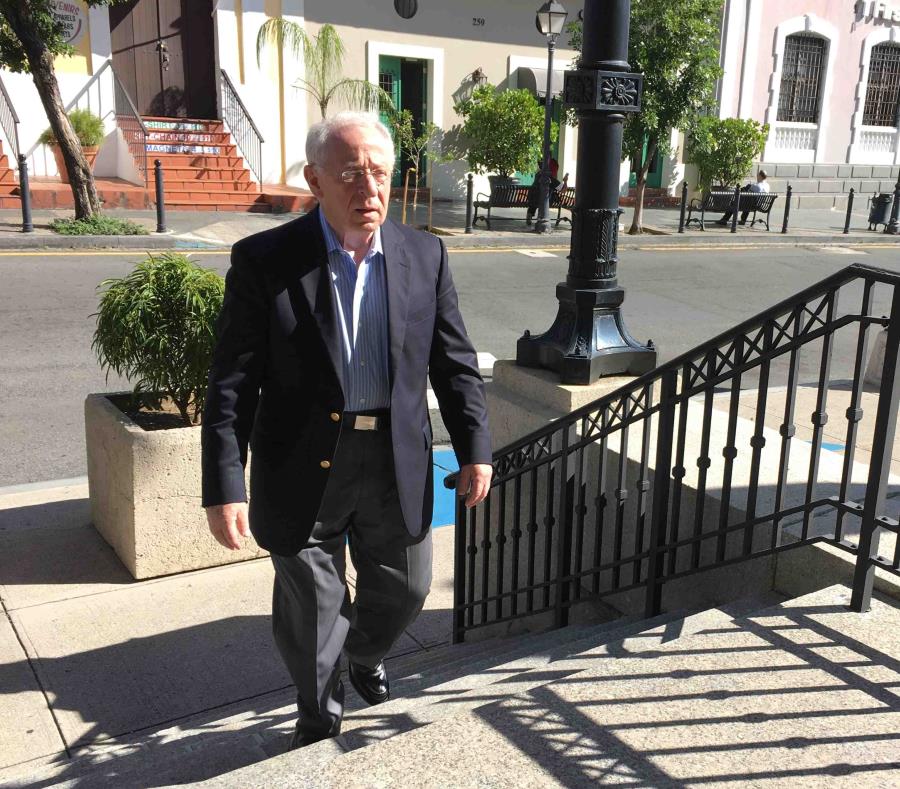Abraham Anhang, padre del empresario canadiense, a su llegada al Tribunal federal en el Viejo San Juan. (semisquare-x3)
