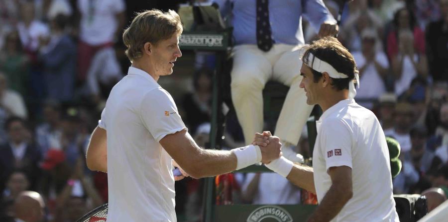 Kevin Anderson y Roger Federer se saludan tras concluir el partido. (AP) (horizontal-x3)