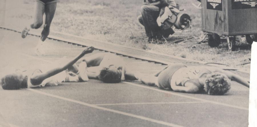 Una exhausta Angelita Lind yace en el suelo junto a las cubanas Nery McKeen y Maria Riveaux tras arribar a la meta en los 800 metros de los Juegos celebrados en Cuba en el 1982. (GFR Media) (horizontal-x3)