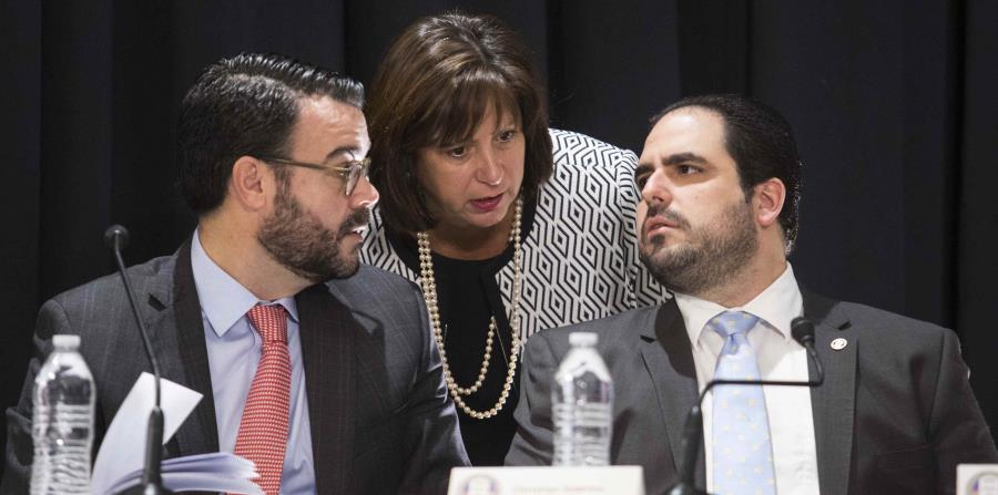 Natalie Jaresko (centro) dijo que ha sostenido múltiples reuniones en Washington, tanto en la Cámara de Representantes como en el Senado federal, incluyendo un encuentro con el presidente del comité de Medios y Arbitrios del Congreso, Peter Roskam. (horizontal-x3)