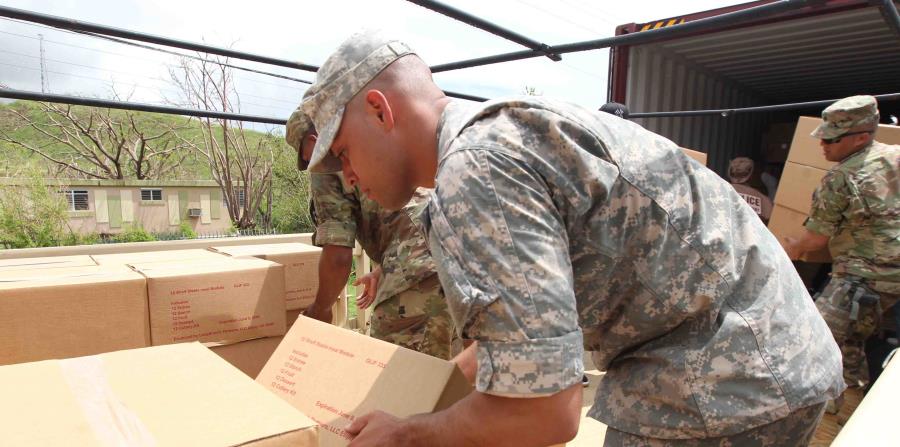 Militares reparten las cajas de alimentos que otorgó FEMA días después del paso del huracán María. (GFR Media) (horizontal-x3)