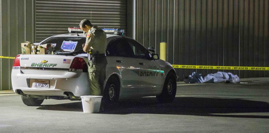 Un oficial recolecta evidencia cerca de una de las víctimas de la masacre. (Felix Adamo / The Bakersfield Californian vía AP) (horizontal-x3)