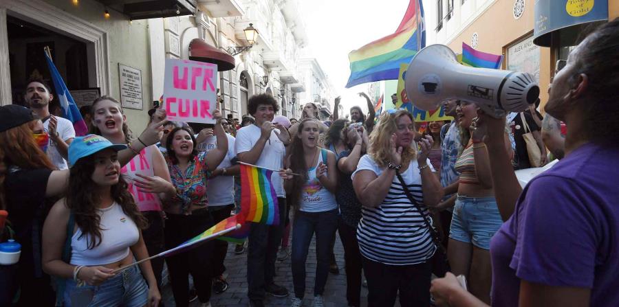 La manifestación, que alcanzó poco más de cien personas, mostró el arcoíris distintivo de la comunidad LGBTTIQ. Algunos manifestantes utilizaron pelucas, mientras que otros se dejaron sentir mediante el uso de panderos. (horizontal-x3)