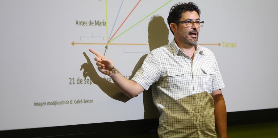 In the picture professor Roberto Vélez. (horizontal-x3)