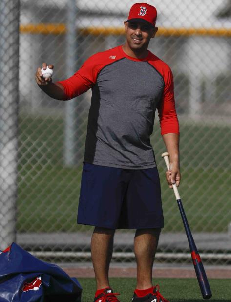 Alex Cora atiende la práctica de los Medias Rojas el martes, 13 de febrero. (AP) (vertical-x1)