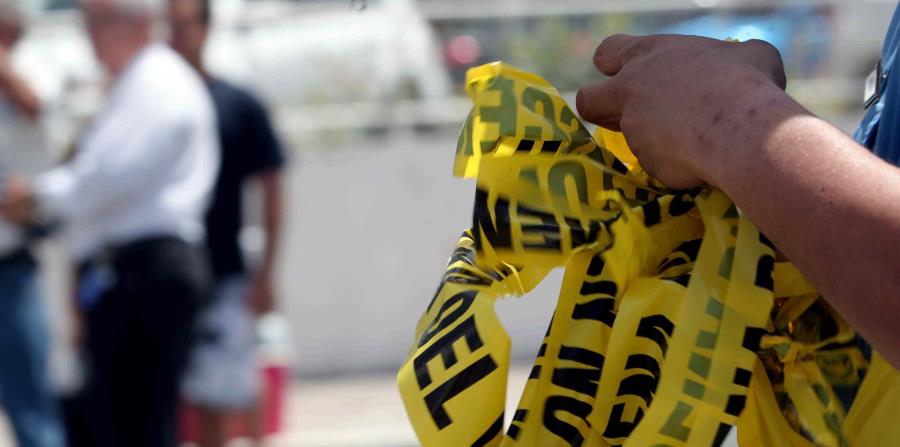 Agentes de la División de Homicidios de Mayagüez investigan el incidente. (horizontal-x3)