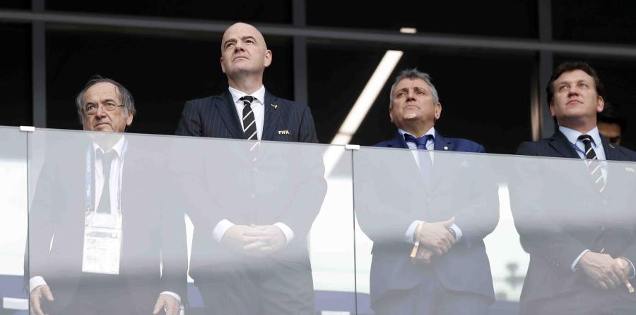 El presidente de la FIFA Gianni Infantino (segundo a la izquierda) previo al inicio del partido entre Uruguay y Francia por los cuartos de final del Mundial en Nizhny Novgorod, Rusia, el viernes 6 de julio de 2018. (AP) (horizontal-x3)