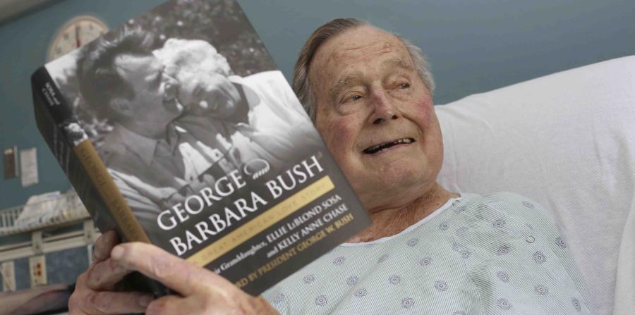 Bush aparece en un hospital de Biddeford, Maine, con un libro sobre él. (horizontal-x3)