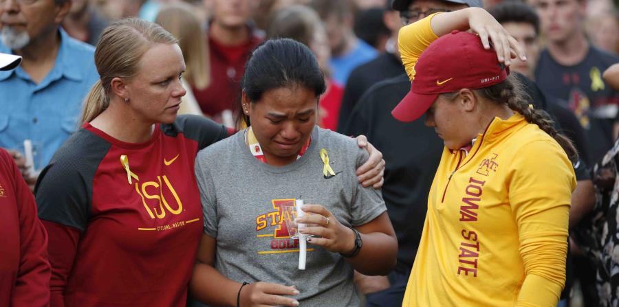 Integrantes del equipo de golf de la Universidad Estatal de Iowa lloran durante una vigilia en memoria de su compañera, la española Celia Barquín Arozamena. (AP) (horizontal-x3)