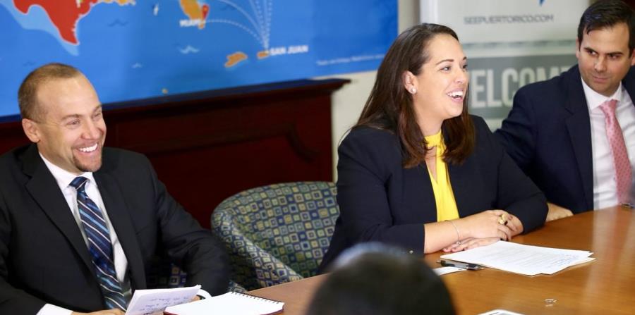 Desde la izquierda: Sean Morahan, director de operaciones de aeropuertos de Frontier Airlines; Carla Campos, directora ejecutiva interina de Turismo, y Miguel Quiñones, director de acceso aéreo y marítimode Turismo. (horizontal-x3)
