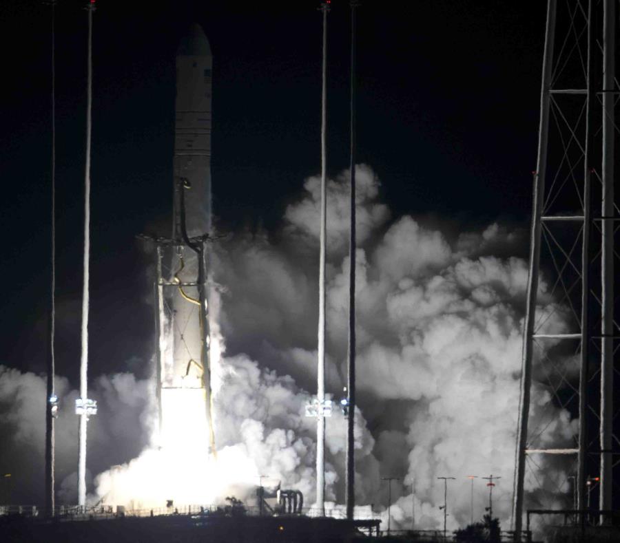 El cohete Antares, de Northrop Grumman, despega hacia la Estación Espacial Internacional desde las instalaciones de la NASA en Wallops Island, Virginia, el 17 de noviembre de 2018. (semisquare-x3)