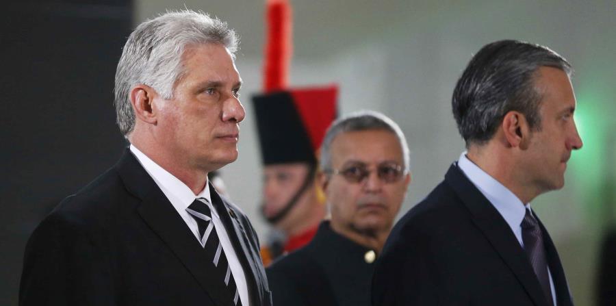 El presidente cubano Miguel Díaz-Canel (izq.) recibió a a su primera delegación política y empresarial estadounidense desde que asumió el cargo el 19 de abril. (AP / Ariana Cubillos) (horizontal-x3)