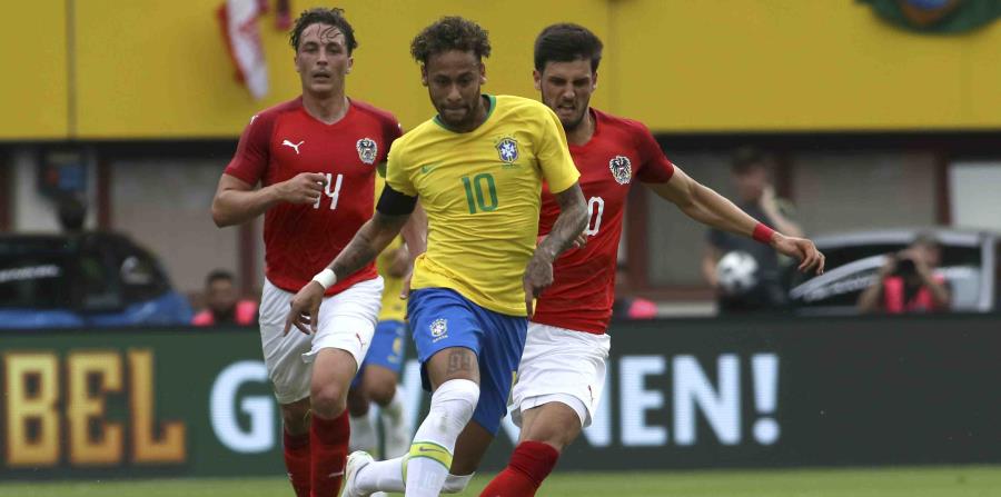 Neymar deja atrás a los austriacos Julian Baumgartlinger, a la izquierda, y Florian Grillitsch. (horizontal-x3)