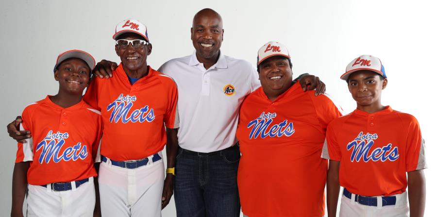 Carlos Delgado posa junto a dirigentes y jugadores de los Loíza Mets, equipo que ahora luce bonitos uniformes. (horizontal-x3)