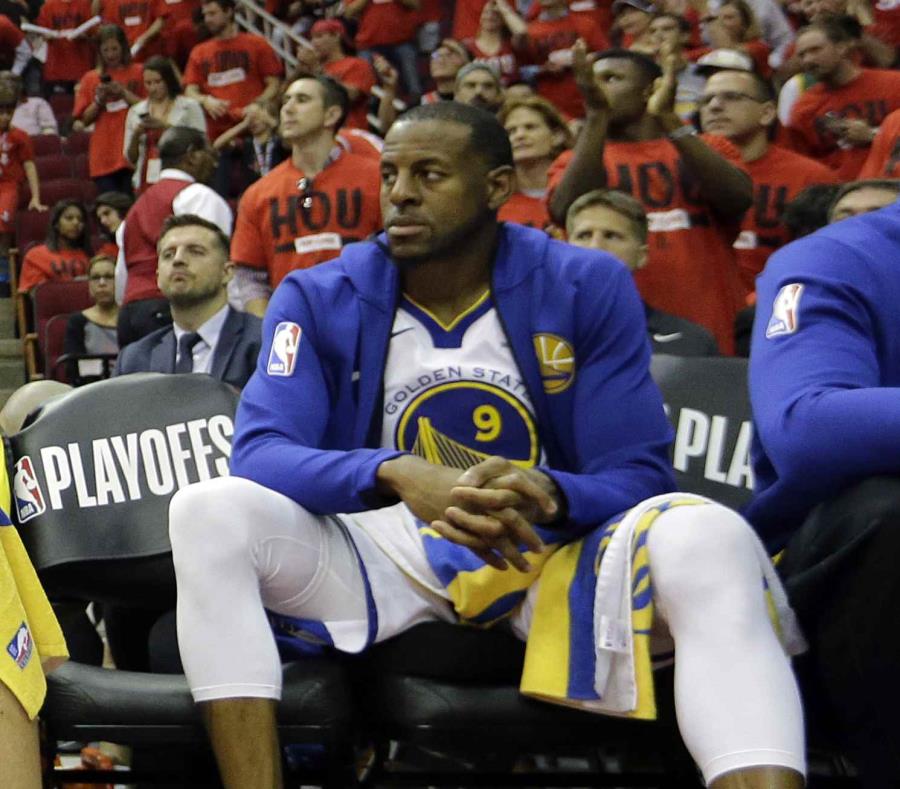 En esta foto del 16 de mayo de 2018, el alero Andre Iguodala (9) de los Warriors de Golden State en los instantes finales del segundo tiempo de la final de la Conferencia del Oeste ante los Rockets de Houston. (semisquare-x3)