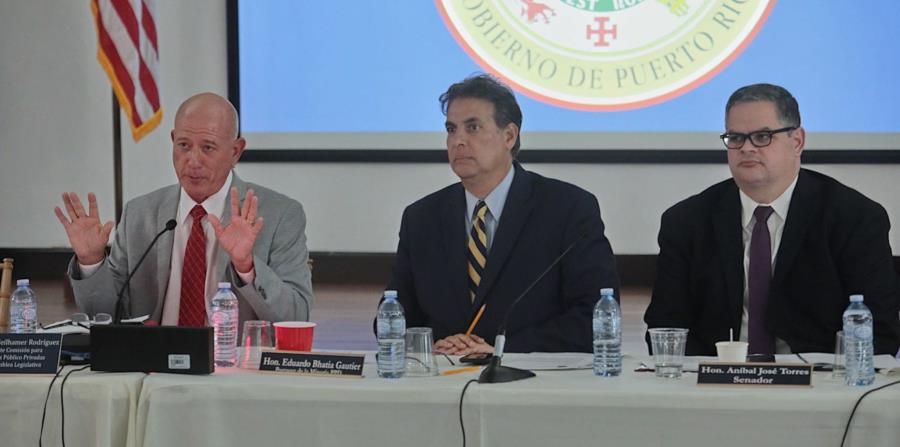 Larry Seilhamer, Eduardo Bhatia y Aníbal José Torres escuchan a los deponentes. (Suministrada) (horizontal-x3)