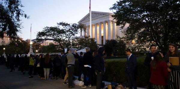 Cientos de personas hacen fila para entrar a la histórica vista oral en el Tribunal Federal