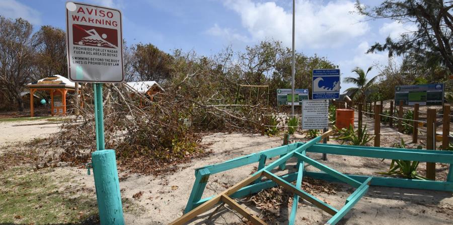 La entrada a la playa Flamenco sufrió daños significativos como consecuencia de los vientos y la lluvia que dejó en la isla municipio el huracán Irma. (horizontal-x3)