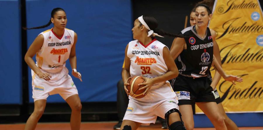 Whitney Bays (32), aquí en una foto de un juego ante las Atenienses de Manatí, fue la mejor anotadora de Carolina con 20 puntos. (David Villfañe / GFR Media) (horizontal-x3)