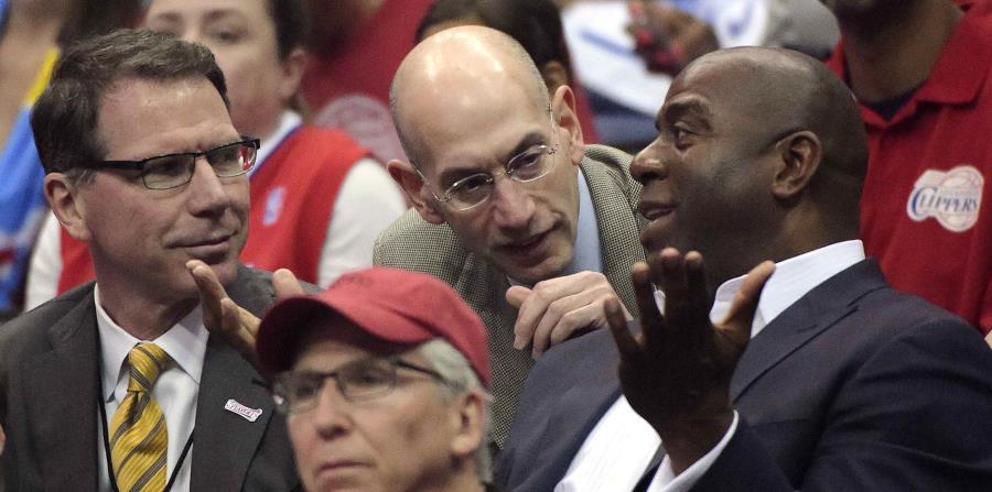 El comisionado de la NBA, Adam Silver, conversa con Magic Johnson. (AP) (horizontal-x3)