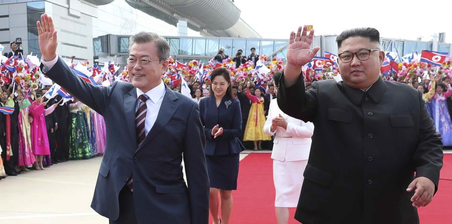 El presidente de Corea del Sur, Moon Jae-in, y el líder norcoreano, Kim Jong Un, saludan durante la ceremonia de bienvenida en el aeropuerto internacional de Sunan en Pyongyang, Corea del Norte. (AP) (horizontal-x3)
