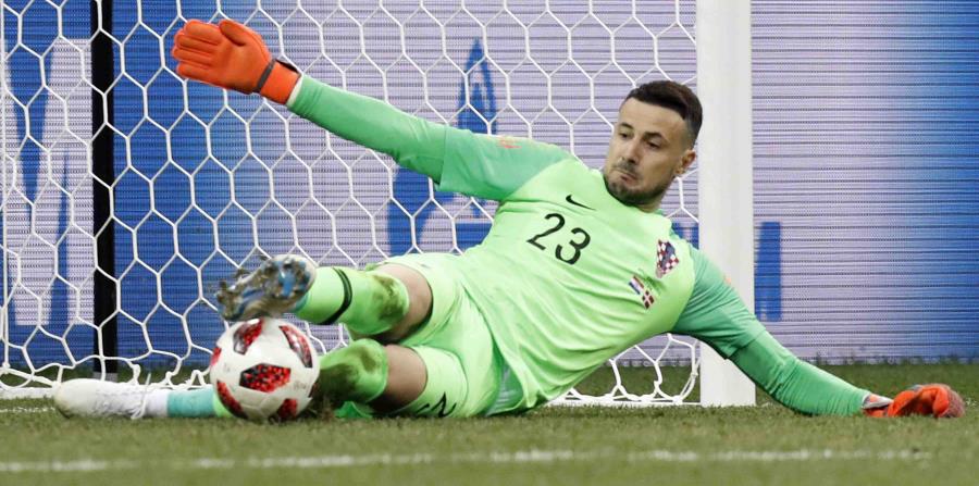 Danijel Subasic, arquero de la selección de Croacia, ataja el penal decisivo durante una tanda ante Dinamarca. (AP / Efrem Lukatsky) (horizontal-x3)
