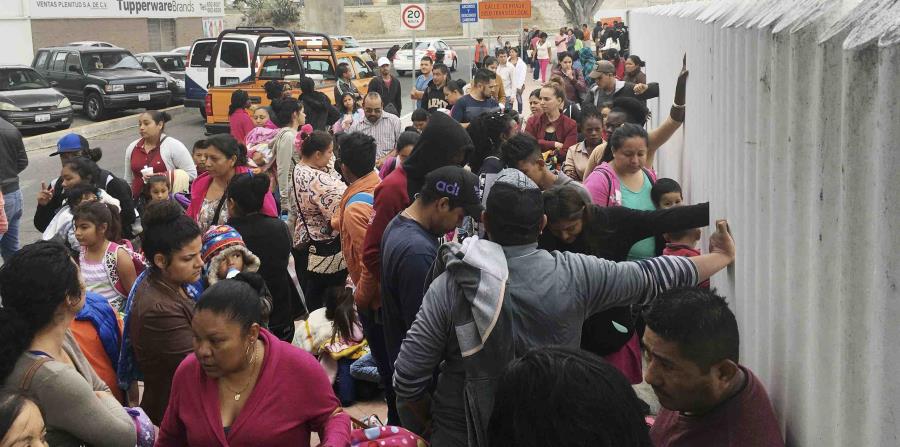 Decenas de personas que piden asilo político en EEUU hacen cola a la espera de ser entrevistados por las autoridades estadounidenses en Tijuana, México (horizontal-x3)