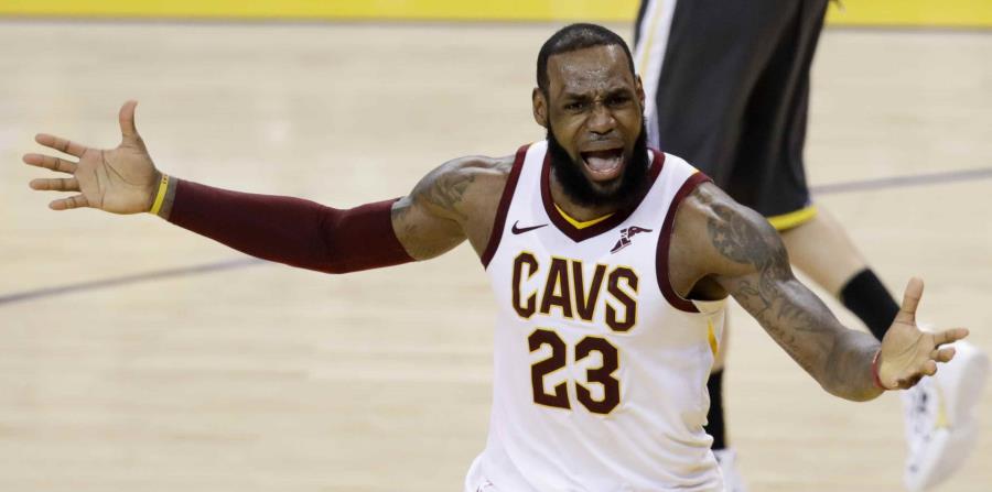 James le recriminó a Smith en la cancha su decisión de salir del área de la pintura. (AP) (horizontal-x3)