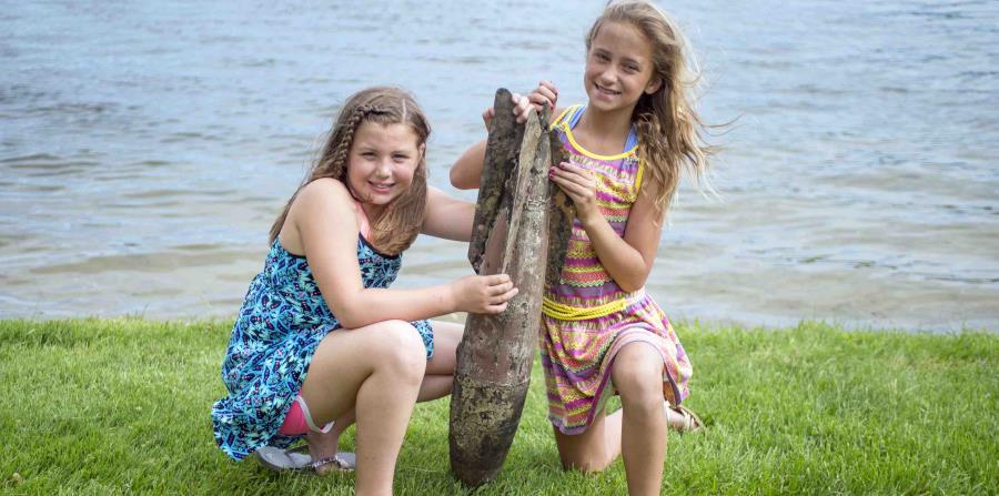 Paige Burnett, de 10 años junto a Sage Menzies, de 9 años posando junto a la bomba. (AP) (horizontal-x3)