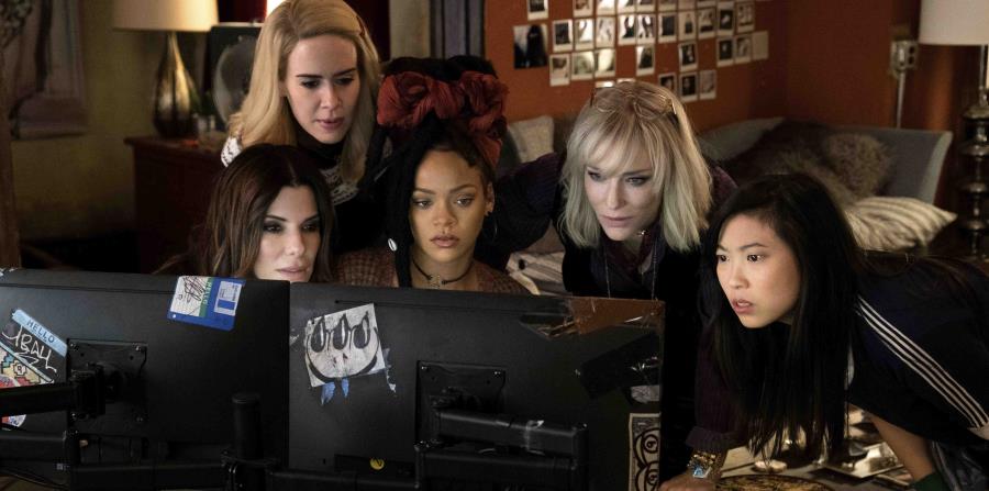 De izquierda a derecha a Sandra Bullock, Sarah Paulson, Rihanna, Cate Blanchett y Awkwafina en