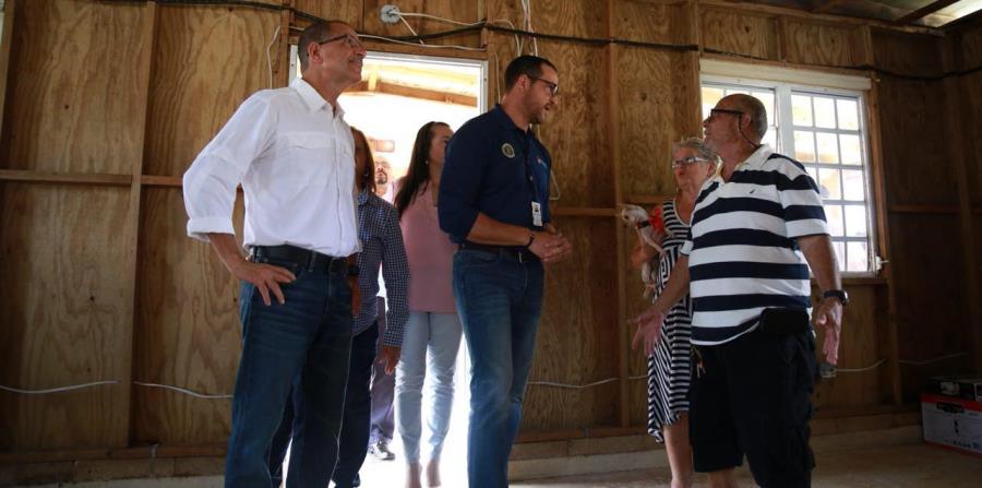 El secretario de la vivienda, Fernando Gil Enseñat, junto al alcalde de Toa Baja Bernardo