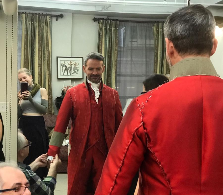 Rick Negrón vestido como King George III previo a la puesta de “Hamilton”. (Suministrada) (semisquare-x3)