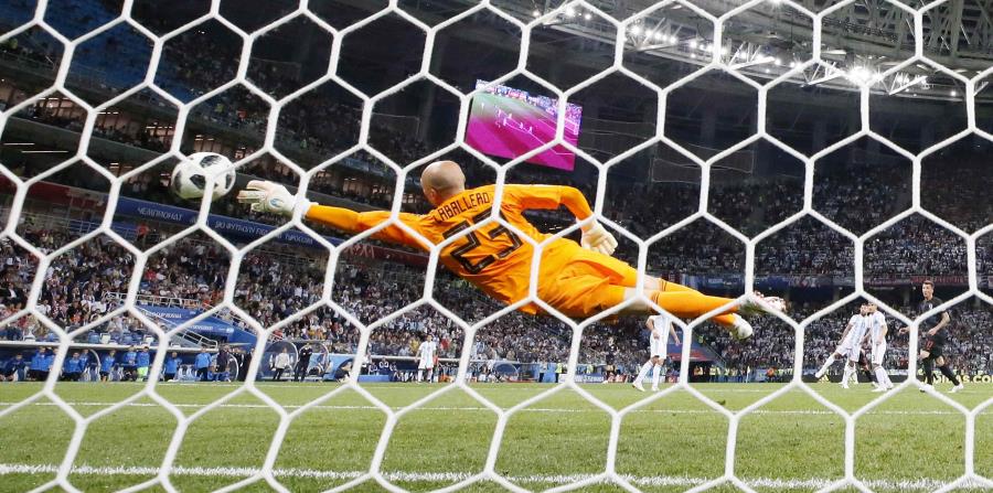 El portero Wilfredo Caballero, de Argentina, trata de detener un balón de Croacia durante el partido de fútbol preliminar del grupo D de la Copa Mundial de la FIFA 2018 entre esos países en Nizhny Novgorod, Rusia. (EFE) (horizontal-x3)