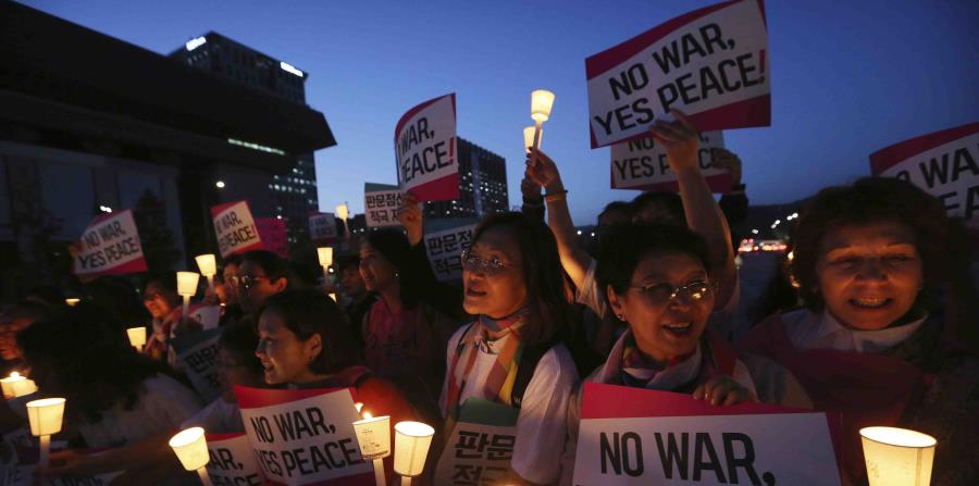 Un grupo de mujeres participa en una manifestación para la paz en la Península de Corea cerca de la embajada de Estados Unidos en Seúl (horizontal-x3)
