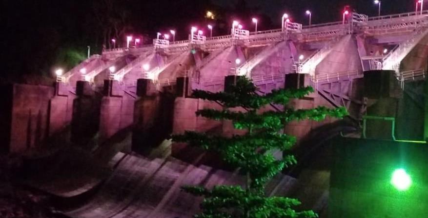 Vista de la represa Carraízo iluminada de rosado por los pacientes de cáncer de mama. (Suministrada) (horizontal-x3)