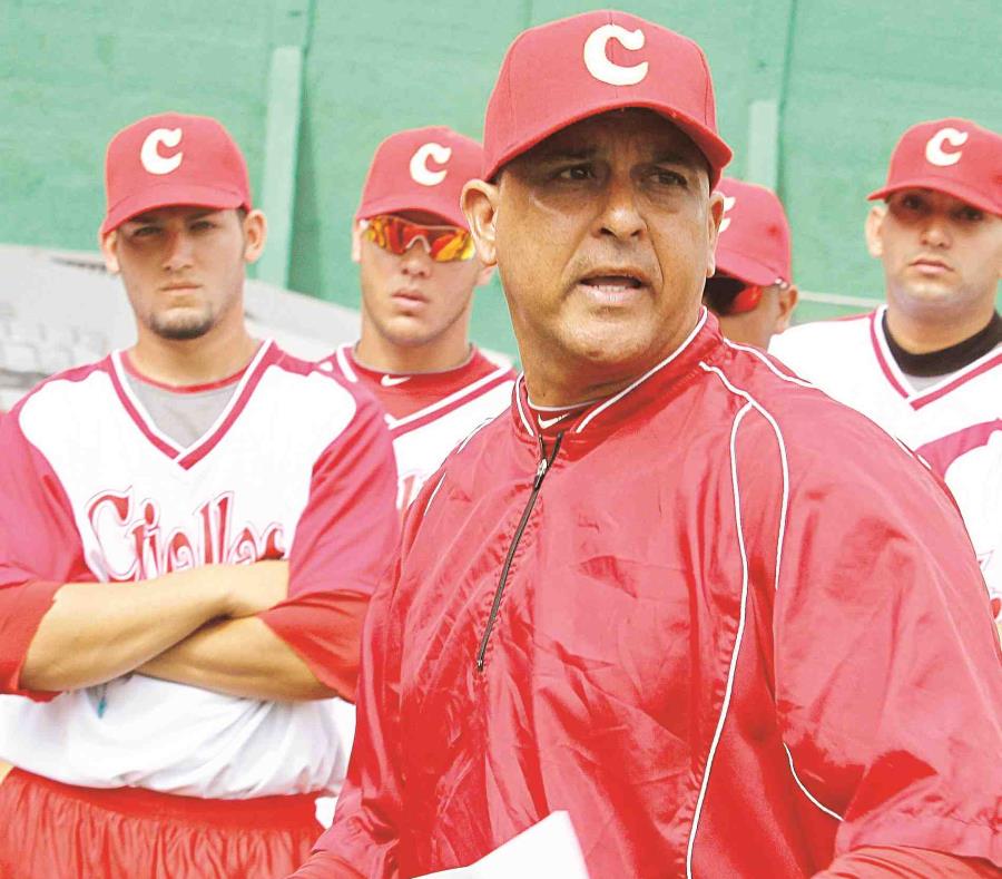 Lino Rivera (en la foto cuando dirigía en Puerto Rico) tenía marca de 14-15 en esta temporada. (Archivo) (semisquare-x3)