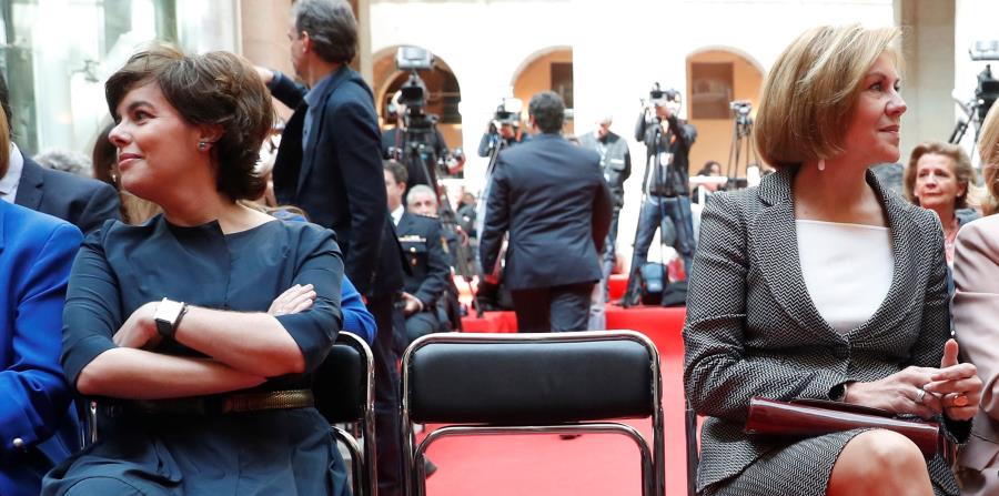 La vicepresidenta del Gobierno, Soraya Sáenz de Santamaría (i), y la secretaria general del PP y ministra de Defensa, María Dolores de Cospedal (d), durante el acto conmemorativo de la Fiesta del 2 de Mayo, celebrado hoy en la Real Casa de Correos de Madr (horizontal-x3)