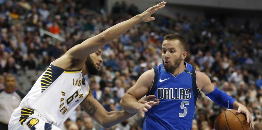 José Juan Barea es presionado por Cory Joseph durante el juego. (AP) (horizontal-x3)