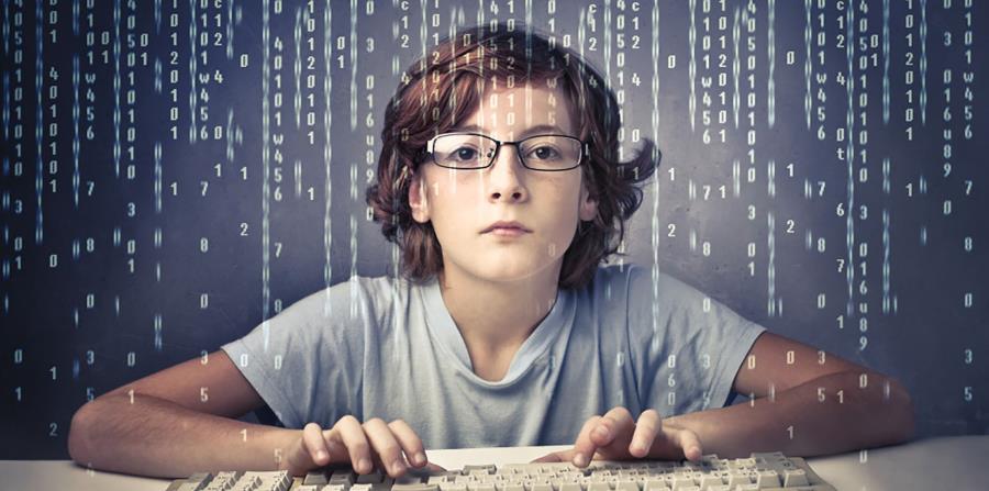 Niño usando la computadora (horizontal-x3)