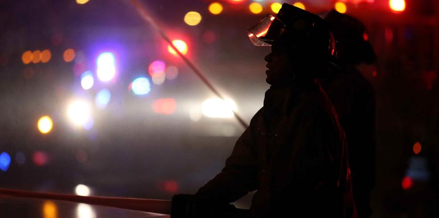 Dos bomberos extinguen un incendio. (GFR Media) (horizontal-x3)