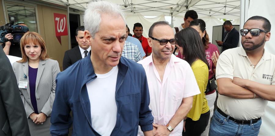 El alcalde de Chicago, Rahm Emanuel, y el congresista Luis Gutiérrez, al centro, participaron ayer de la reinauguración de la farmacia Walgreens de Naranjito. (horizontal-x3)