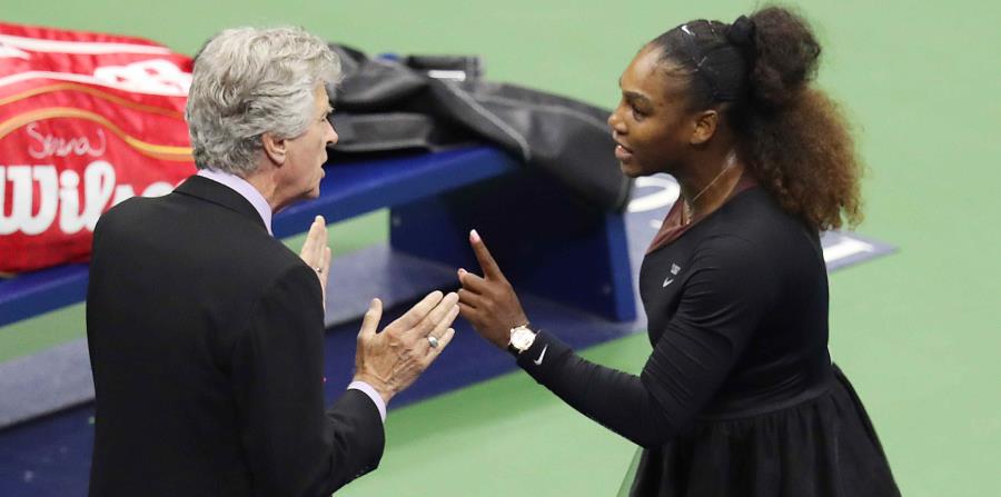 Serena Williams discute con el árbitro Brian Earley. (EFE) (horizontal-x3)