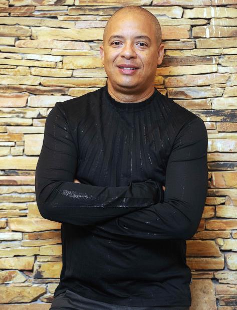 Conocido como “El Chévere de la Salsa”, Delgado es también un promotor cultural que ha tendido puentes entre ambas islas, actuando con Gilberto Santa Rosa, Tony Vega, La India, y la Sonora Ponceña, entre otros músicos boricuas. (GFR Media) (vertical-x1)