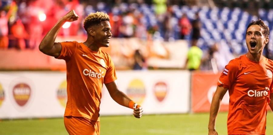 Georgie Rivera (izq.) durante un partido con el Puerto Rico FC. (GFR Media) (horizontal-x3)