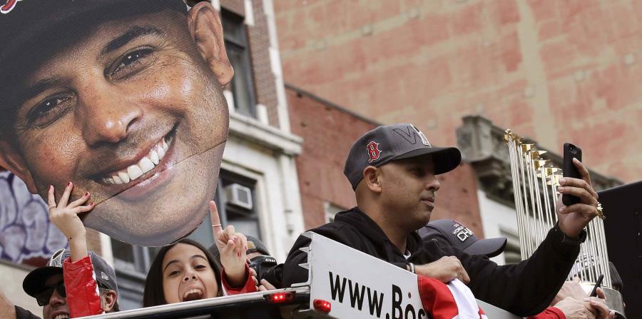 Alex Cora participó ayer de la caravana por las calles de Boston. (AP) (horizontal-x3)