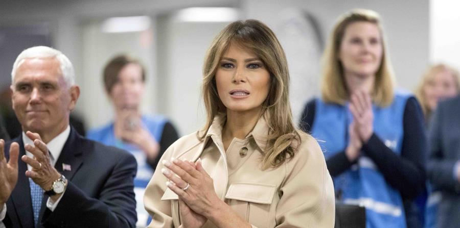 La primera dama estadounidense Melania Trump, al centro, acompañada por el vicepresidente Mike Pence, aplaude mientras el presidente Donald Trum habla en la sede de la Agtencia Federal de Emergencias en Washington el miércoles, 6 de junio del 2018. (AP (horizontal-x3)