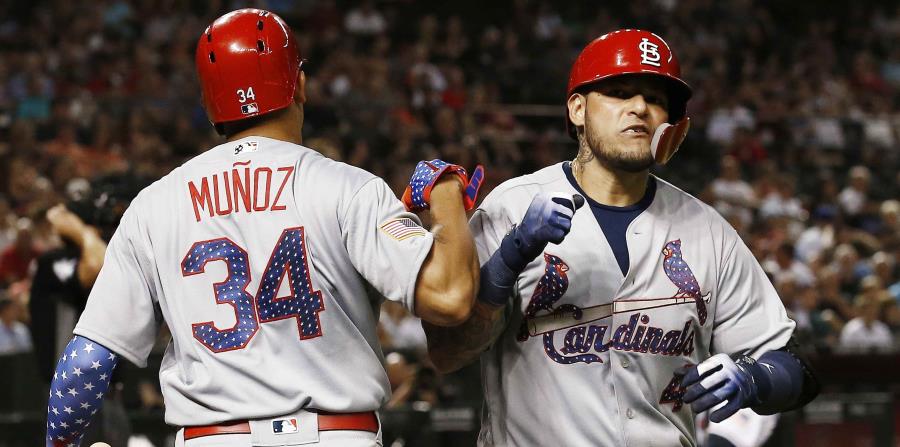 Yadier Molina celebra tras conectar un sencillo de dos carreras en el primer inning. (horizontal-x3)